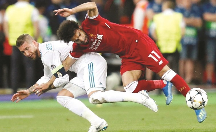 راموس خلال عرقلته للاعب محمد صلاح﻿