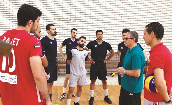 المدرب التونسي محمد كعبار يوجه اللاعبين خلال التدريب﻿