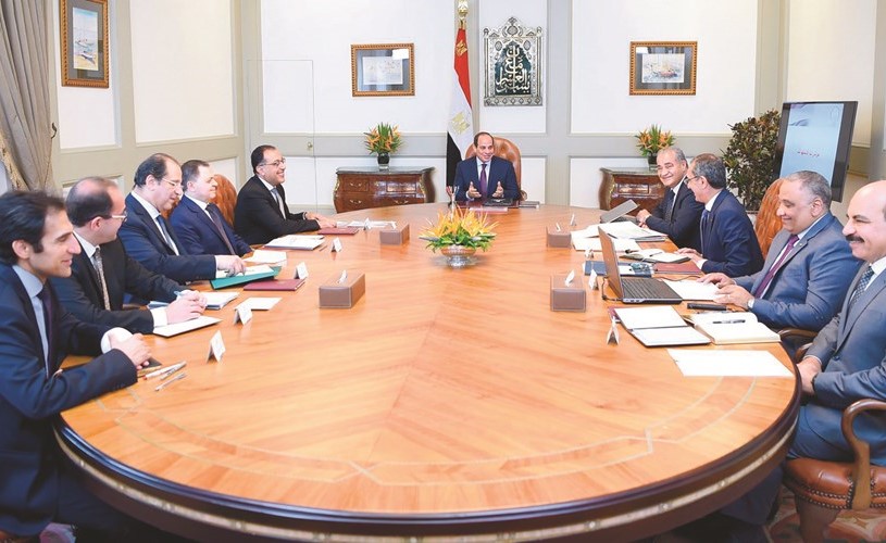 الرئيس عبد الفتاح السيسي خلال الاجتماع مع رئيس الحكومة د.مصطفى مدبولي وعدد من الوزراء والمسؤولين﻿
