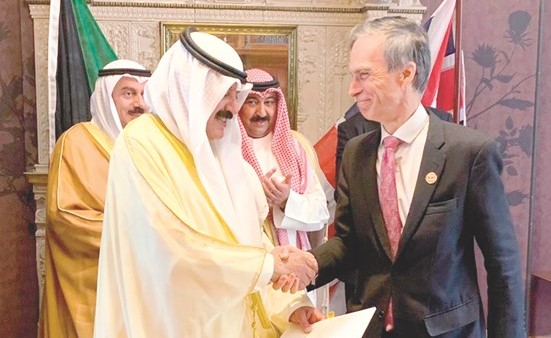 نائب وزير الخارجية مع وزير الدولة البريطاني اثناء توقيع خطة العمل ﻿