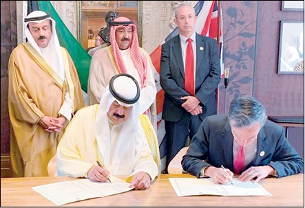 خالد الجارالله والوزير أندرو موريسون لدى توقيع خطة العمل المشتركة
