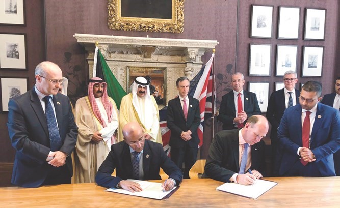 اللواء جمال ذياب أثناء توقيع مذكرة التفاهم مع وزارة الدفاع البريطانية﻿