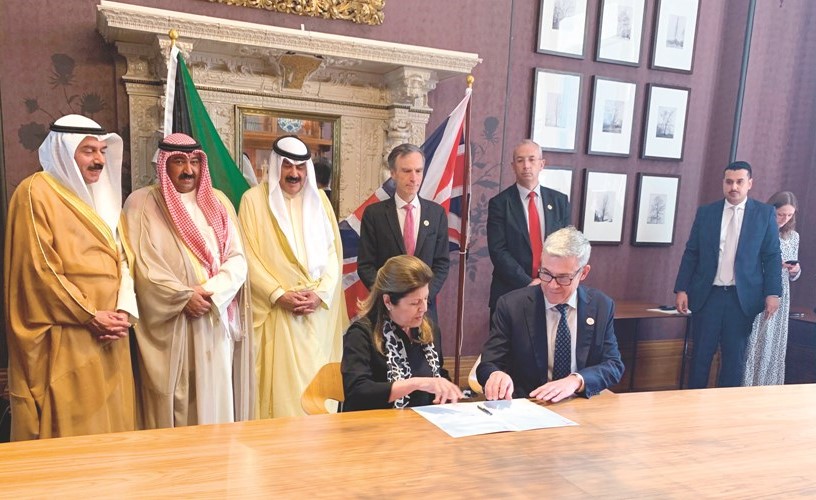 د.سميرة عمر ومدير المجلس الثقافي البريطاني بالكويت أثناء توقيع مذكرة التعاون﻿