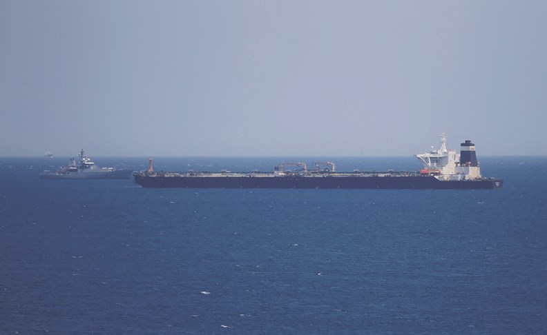 سفينة للبحرية البريطانية تحرس ناقلة النفط غريس 1 في المياه الدولية لمستعمرة جبل طارق التي تطالب بها اسبانيا	(رويترز) ﻿