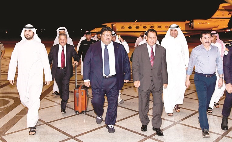 الوفد الكويتي خلال وصوله مطار الكويت ﻿
