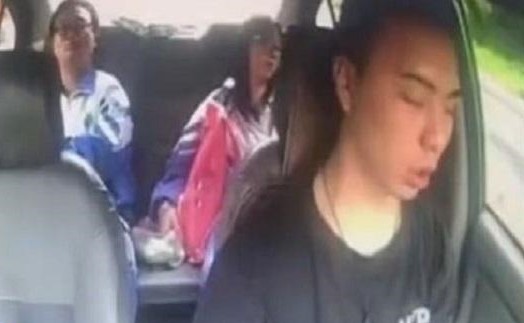 بالفيديو.. ما حدث لزبائنه "كان مرعبا".. شاهد: لحظة نوم سائق تاكسي أثناء توصيله "فتاتين"