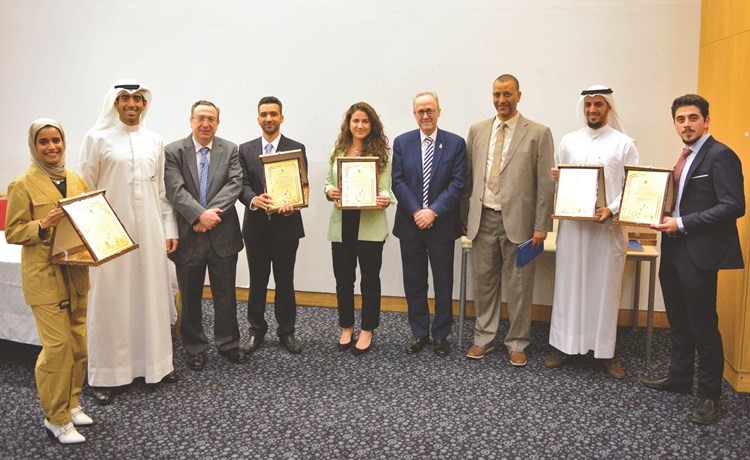 المكرمون في الاحتفال في لقطة جماعية﻿