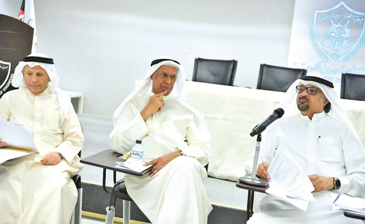 م.أسامة الدعيج وم.بدر السلمان وم.جابر أبوالحسن خلال اللقاء المفتوح ﻿
