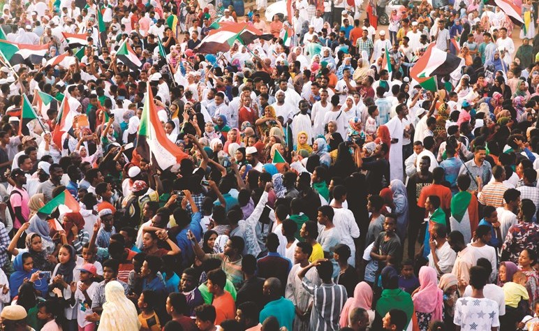 سودانيون يحتفلون بالاتفاق بين المعارضة والمجلس العسكري امس الاول	 (رويترز)﻿