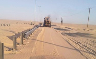 جرافات الأشغال خلال إزالة التجمعات الرملية ﻿