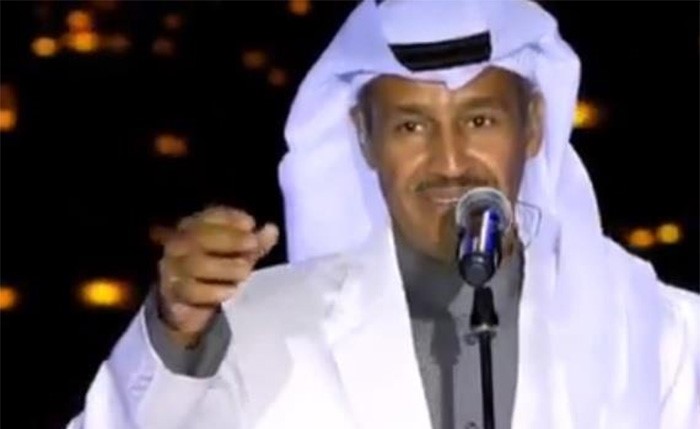 بالفيديو.. مهندس صوت يتسبب في غضب خالد عبد الرحمن خلال حفله بالنماص.. ومعجب يلقي عقاله فيتفاعل معه