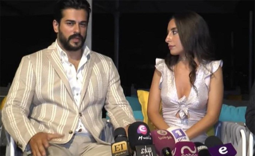 شاهد.. سخرية من ملابس بوراك أوزجيفيت في لبنان.. نفس إطلالة فنانة سورية!