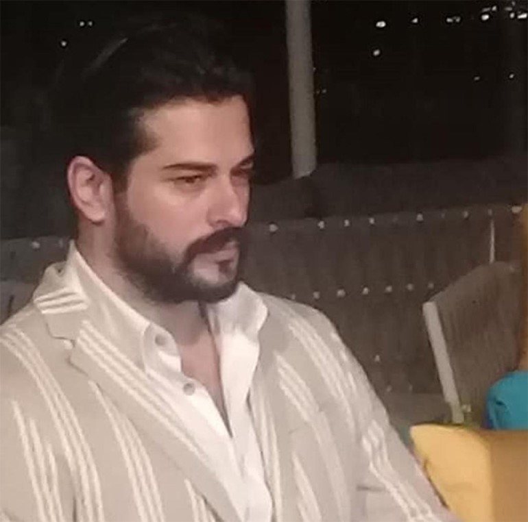 شاهد.. سخرية من ملابس بوراك أوزجيفيت في لبنان.. نفس إطلالة فنانة سورية!