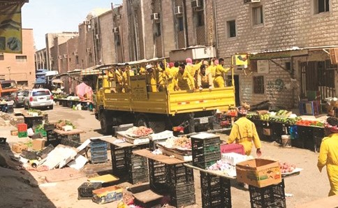 جانب من مصادرة الخضراوات والفواكه في الجليب ﻿
