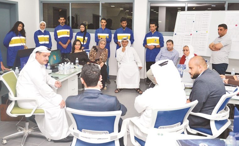 إياد جاسم الخرافي خلال لقائه مع مدربي قطاع الشباب والعلوم بحضور رئيس مجلس الإدارة طلال جاسم الخرافي﻿