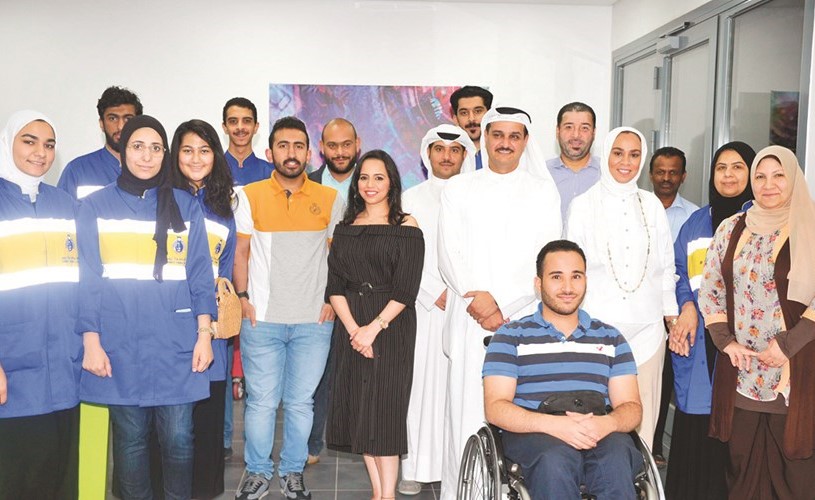 إياد جاسم الخرافي ونورة العثمان ودلال العبيد ومرفت الخراز مع مدربي قطاع الشباب والعلوم بالنادي العلمي﻿