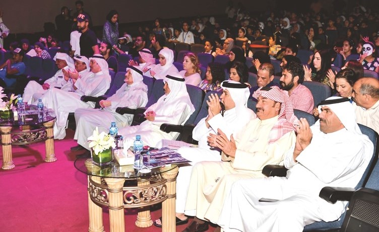 مدير ادارة المسرح احمد التتان ود. حسين المسلم في مقدمة الحضور﻿