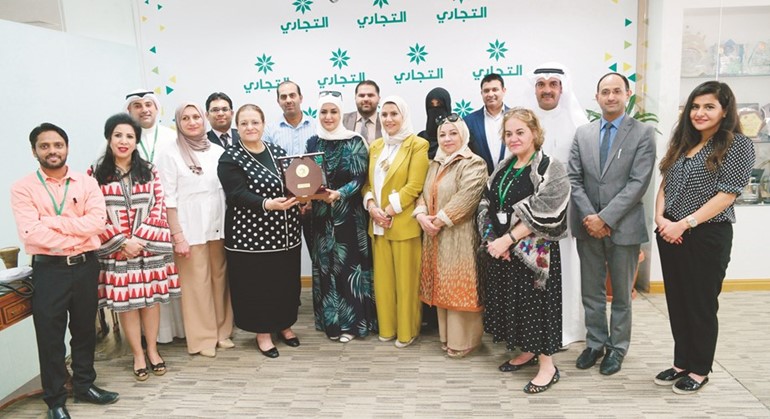 إلهام محفوظ تسلم الدرع التكريمية لفريق الأيادي الخضراء البيئي﻿