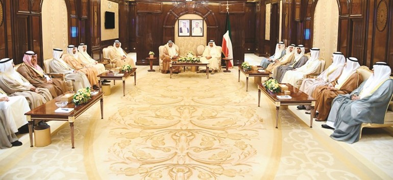سمو رئيس الوزراء الشيخ جابر المبارك مستقبلا الوزير محمد الجبري ود. حمود فليطح ورئيس وأعضاء اللجنة الأولمبية الكويتية﻿