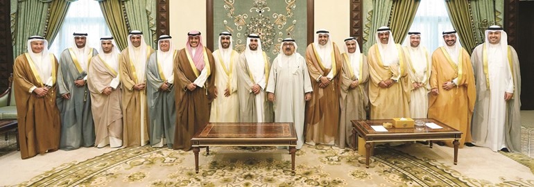 الشيخ ناصر صباح الأحمد خلال استقباله الوزير محمد الجبري ود. حمود فليطح ورئيس وأعضاء اللجنة الأولمبية الكويتية﻿