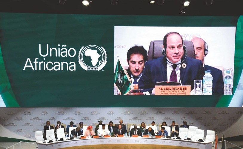 الرئيس عبد الفتاح السيسي خلال افتتاحه القمة الاستثنائية للاتحاد الأفريقي في نيامي عاصمة النيجر امس	(أ.ف.پ)﻿