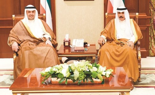 سمو ولي العهد خلال استقباله أنس الصالح ﻿