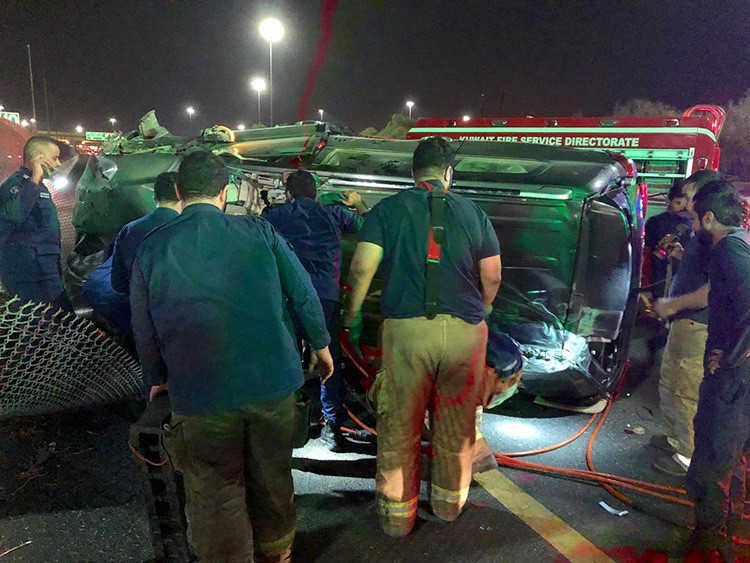 اصابة مواطن في انقلاب مركبة على طريق الملك فيصل