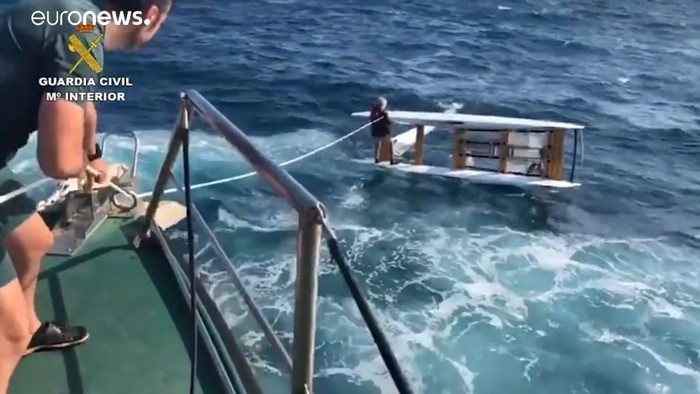 بالفيديو.. خفر السواحل الاسباني ينقذ بحارا بعد انقلاب قاربه