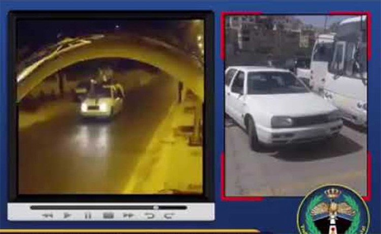 بالفيديو.. القبض على متهوّر في الأردن ترك سيارته تسير وجلس فوقها