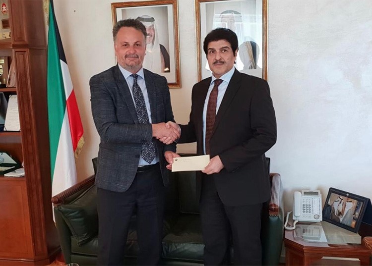 السفير يوسف عبدالصمد يسلم تبرعا ماليا الى السيد عمر كايوشاي