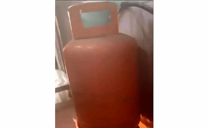 فيديو لا يقبله عقل ولا منطق.. نار تحت أسطوانة الغاز لزيادة التدفّق