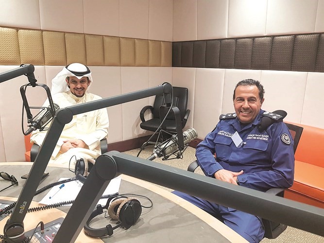 مدير العلاقات العامة والإعلام بالإدارة العامة للإطفاء العميد خليل الأمير مع المذيع محمد الوسمي في استديو البرنامج﻿