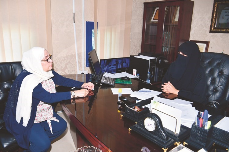 مديرة إدارة تنمية المجتمع في وزارة الشؤون نادية العازمي متحدثة إلى الزميلة بشرى شعبان 	(قاسم باشا)﻿