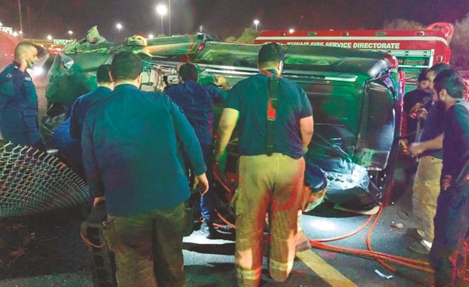 رجال الاطفاء خلال تعاملهم مع حادث انقلاب المركبة﻿