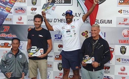 البطل العالمي بوربيع خلال تتويجه بالمركز الأول في البطولة ﻿