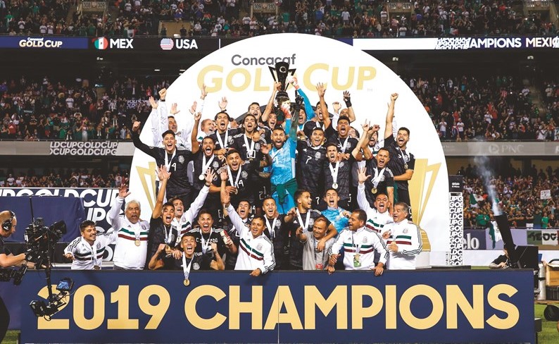 لاعبو المكسيك يرفعون الكأس 	(أ.ف.ب) ﻿