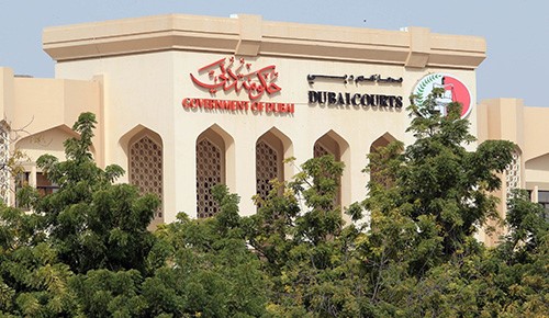 خليجي يكسر يد فتاة ويمزق ملابسها لوقوف سيارتها بشكل خاطئ