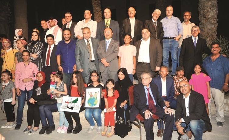 الزميل محمد ثلاب في صورة جماعية مع المشاركين في الملتقى	(ناصر عبدالسيد)﻿