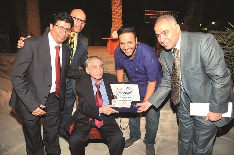 الزميل محمد ثلاب خلال تكريمه رئيس جمعية الكاريكاتير المصرية الفنان جمعة﻿