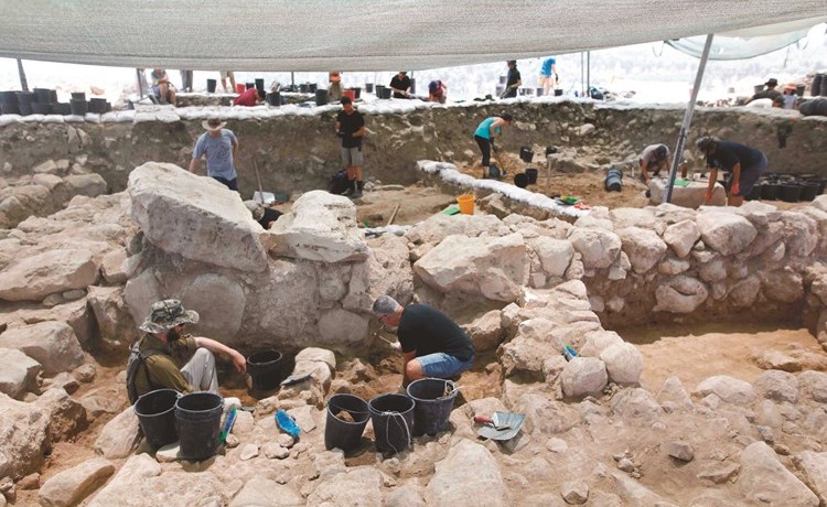 علماء آثار يجرون عمليات تنقيب في موقع تزعم سلطات الاحتلال انه لبلدة زيكلاج المذكورة في الكتاب المقدس قرب مستوطنة كريات غات(أ.ف.پ)﻿