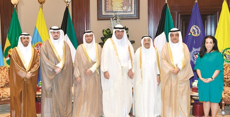 صاحب السمو الأمير الشيخ صباح الأحمد مستقبلا خالد الروضان ووكيل وزارة التجارة والصناعة والوكلاء المساعدين ﻿