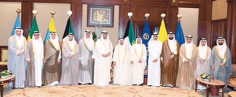 صاحب السمو الأمير الشيخ صباح الأحمد متوسطا خالد الروضان وعثمان العيسى وبدر الخرافي وطلال البحر ومثنى الصالح وخلدون الطبطبائي وعبدالرحمن الفيلكاوي وخليفة العجيل وأحمد الثنيان وعبدالمحسن المزيدي وصالح السلمي ومحمد العصيمي