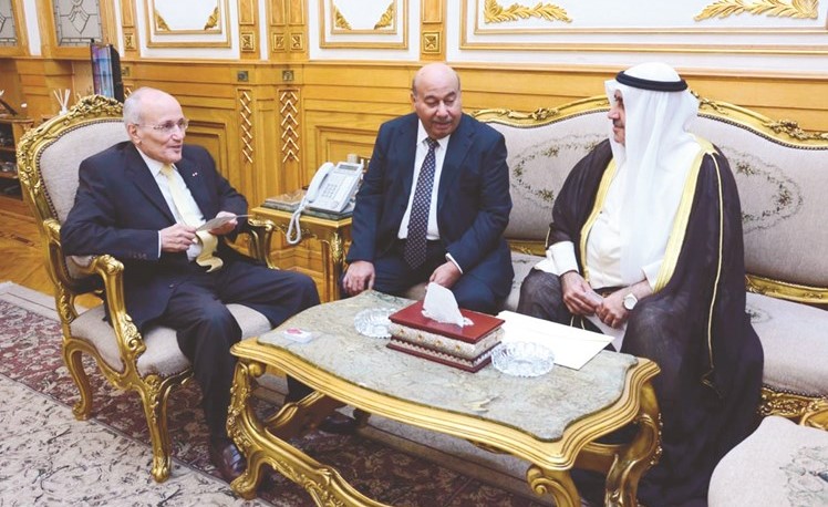 د.محمد سعيد العصار وزير الدولة للإنتاج الحربي مستقبلا سفيرنا في القاهرة محمد صالح الذويخ ورئيس اللجنة المنظمة لمعرض الكويت الدولي للطيران أحمد إسماعيل بهبهاني﻿