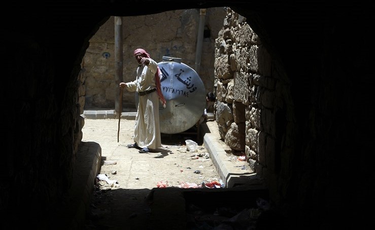 يمني يسير في أحد شوارع محافظة عمران أمس	 (أ.ف.پ)﻿