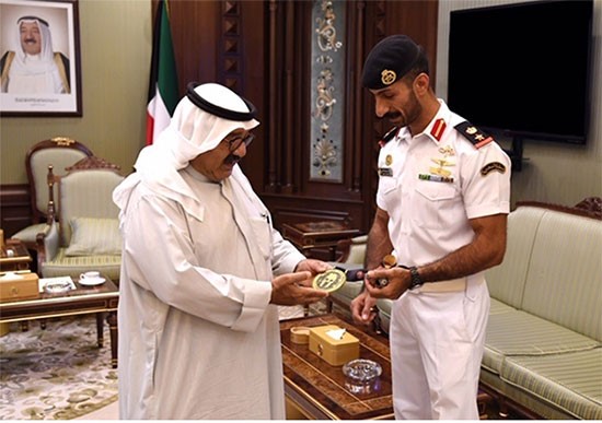 الشيخ ناصر الصباح خلال استقباله المقدم م.يوسف الشطي 