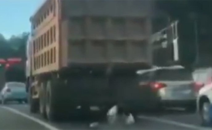 بالفيديو.. شاحنة تدهس سيدة وتخرج حية!