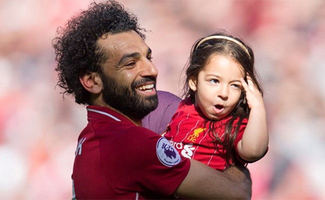 بالفيديو.. مكة محمد صلاح تختار مكياجها بنفسها