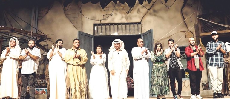 أحمد العونان مع نجوم مسرحية ليلة زفته﻿