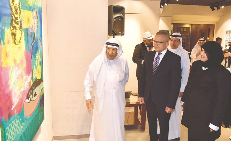 محمد الحسيني والشيخة سهيلة الصباح وسامي محمد خلال جولة في المعرض﻿