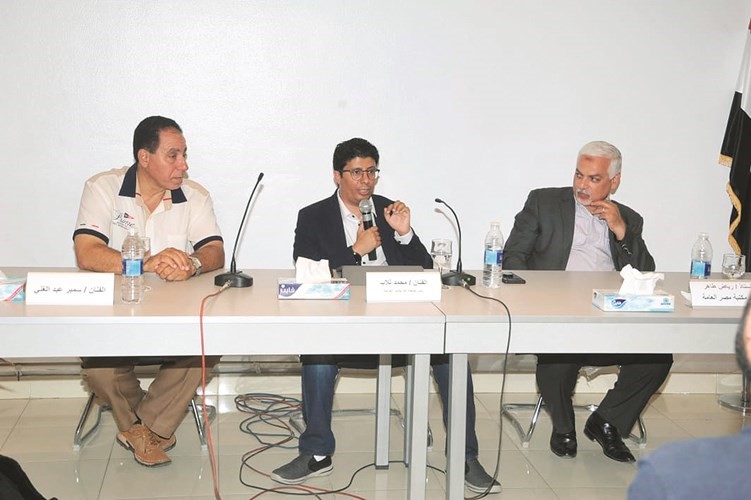 الزميل محمد ثلاب متحدثا خلال الندوة	(ناصر عبدالسيد)  ﻿